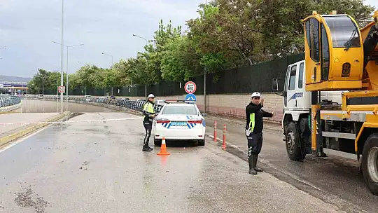 Yağmur alt geçidi suyla doldurdu, sürücüler güçlük çekti