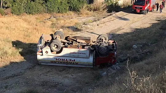 Yakıt tankeri devrildi, facianın eşiğinden dönüldü