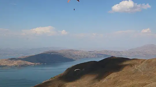Yamaç paraşütçülerinin gözde mekanı Hazarbaba Dağı