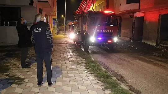 Yangını gören vatandaşlar kısıtlamayı unuttu