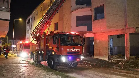 Yangını gören vatandaşlar kısıtlamayı unuttu