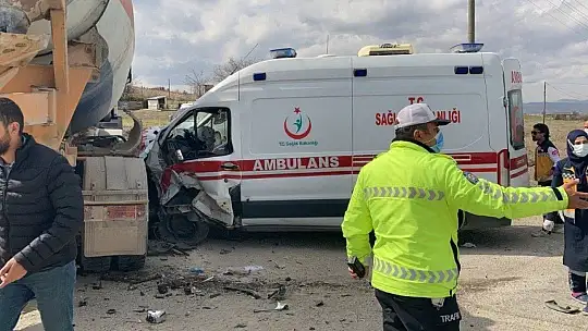 Yaralıları taşıyan ambulans, beton mikserine çaptı: 3'ü sağlıkçı 5 yaralı
