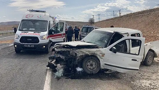 Yaralıları taşıyan ambulans, beton mikserine çaptı: 3'ü sağlıkçı 5 yaralı
