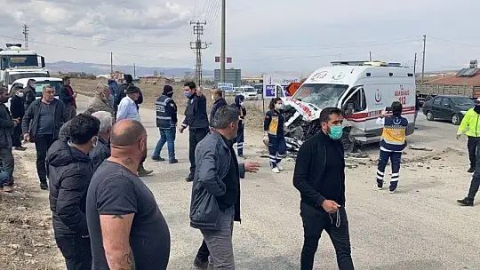 Yaralıları taşıyan ambulans, beton mikserine çaptı: 3'ü sağlıkçı 5 yaralı