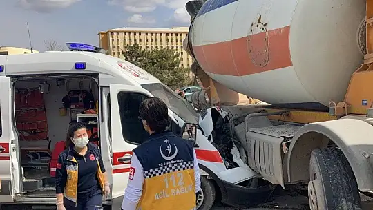 Yaralıları taşıyan ambulans, beton mikserine çaptı: 3'ü sağlıkçı 5 yaralı