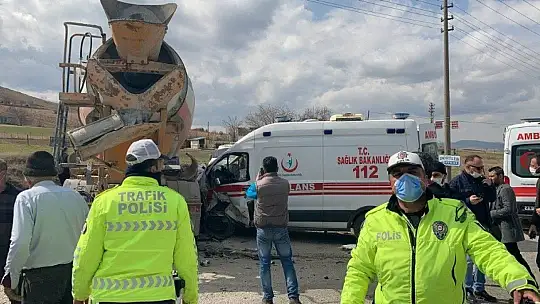 Yaralıları taşıyan ambulans, beton mikserine çaptı: 3'ü sağlıkçı 5 yaralı