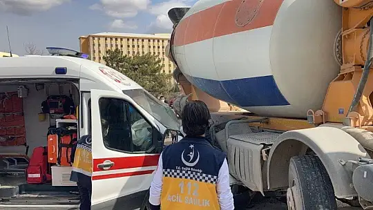 Yaralıları taşıyan ambulans, beton mikserine çaptı: 3'ü sağlıkçı 5 yaralı