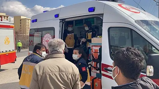 Yaralıları taşıyan ambulans, beton mikserine çaptı: 3'ü sağlıkçı 5 yaralı