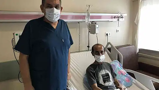 Yaşı küçükken veremediği böbreği büyüyünce verdi.