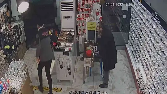 Hırsızlık olayı güvenlik kamerasında