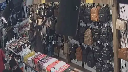 Hırsızlık olayı güvenlik kamerasında