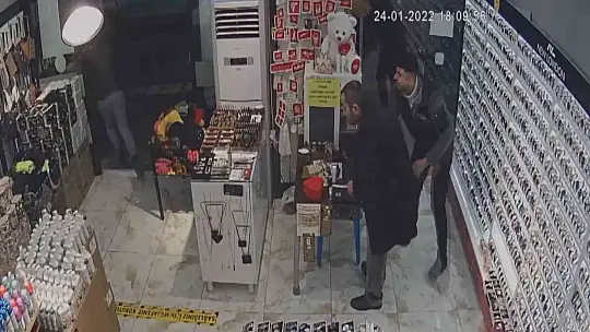 Hırsızlık olayı güvenlik kamerasında