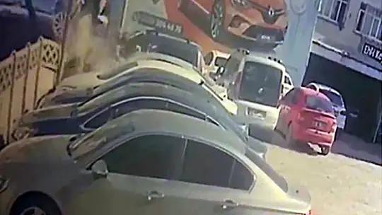 Araç yayaları da önüne alıp duvara çarptı