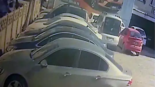 Araç yayaları da önüne alıp duvara çarptı