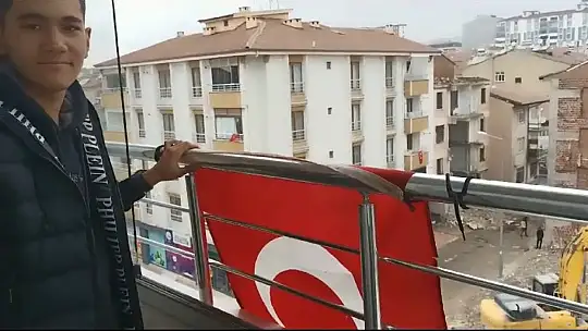 Yerdeki Türk bayrağını önce kaldırıp öptü, ardından yıkayıp balkona astı
