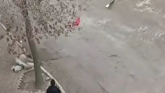 Yerdeki Türk bayrağını önce kaldırıp öptü, ardından yıkayıp balkona astı