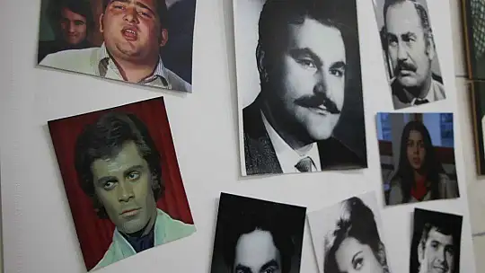 Yeşilçam oyuncularının unutulmaması için iş yerinin duvarlarını posterleriyle doldurdu
