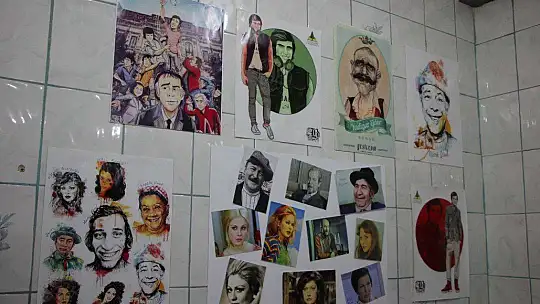 Yeşilçam oyuncularının unutulmaması için iş yerinin duvarlarını posterleriyle doldurdu