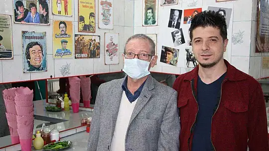 Yeşilçam oyuncularının unutulmaması için iş yerinin duvarlarını posterleriyle doldurdu