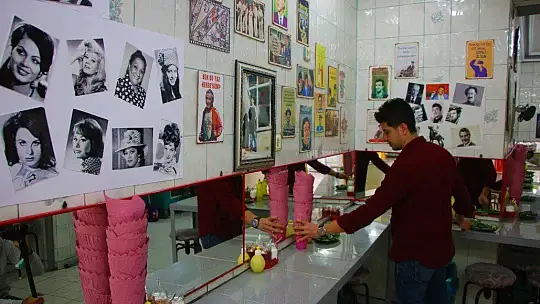 Yeşilçam oyuncularının unutulmaması için iş yerinin duvarlarını posterleriyle doldurdu