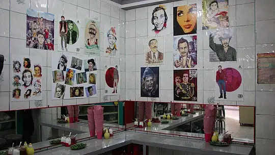 Yeşilçam oyuncularının unutulmaması için iş yerinin duvarlarını posterleriyle doldurdu