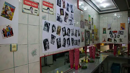Yeşilçam oyuncularının unutulmaması için iş yerinin duvarlarını posterleriyle doldurdu