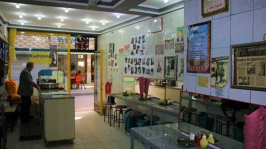 Yeşilçam oyuncularının unutulmaması için iş yerinin duvarlarını posterleriyle doldurdu