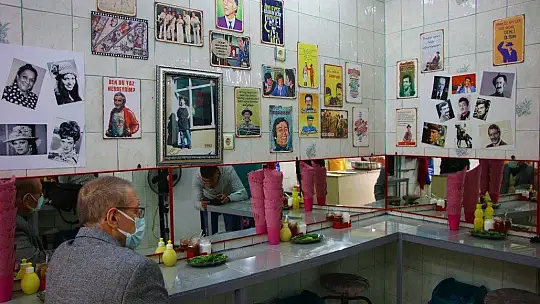 Yeşilçam oyuncularının unutulmaması için iş yerinin duvarlarını posterleriyle doldurdu