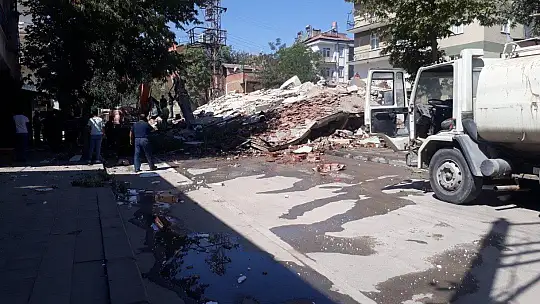 Yıkım esnasında göçük meydana geldi, iş makinası enkaz altında kaldı
