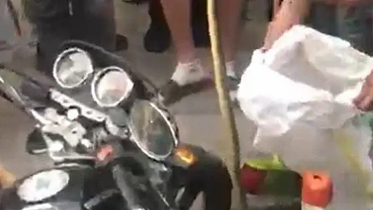 Yılan motosikletle şehre geldi