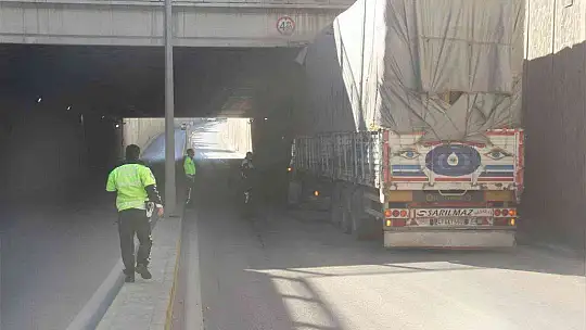 Yine aynı yer, saman yüklü tır alt geçide sıkıştı