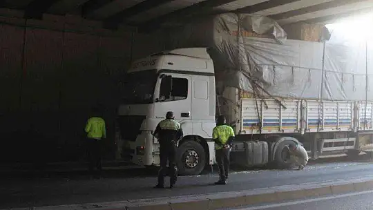 Yine aynı yer, saman yüklü tır alt geçide sıkıştı