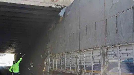 Yine aynı yer, saman yüklü tır alt geçide sıkıştı