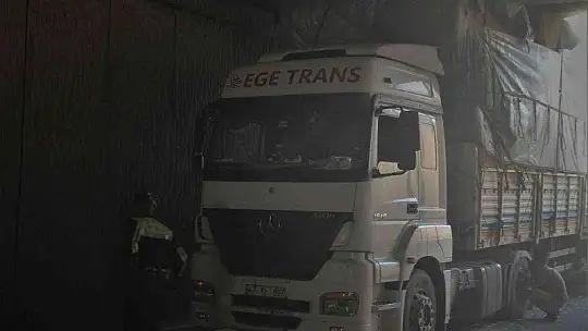 Yine aynı yer, saman yüklü tır alt geçide sıkıştı