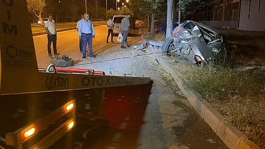 Yol kenarındaki ağaçlara çarpan otomobilden 2 yaralı
