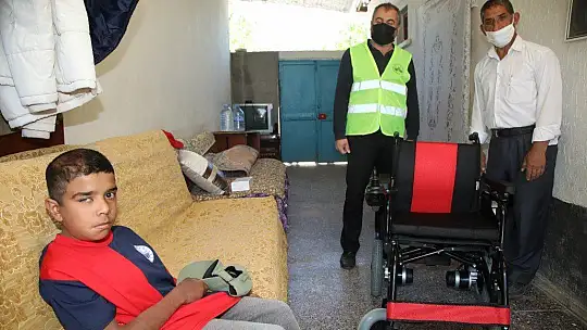 Yolda karşılaştığı başkandan akülü araç isteyen engelli Veysel'e bayram sürprizi