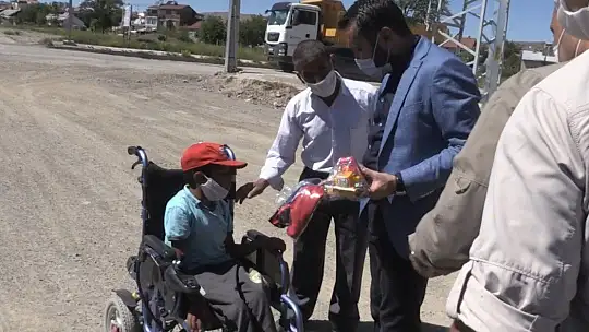 Yolda karşılaştığı başkandan akülü araç isteyen engelli Veysel'e bayram sürprizi