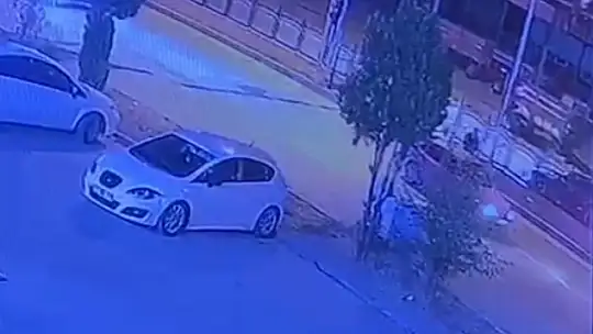 Yolun karşısına geçmek isteyen yayaya otomobil çarptı: 1 yaralı