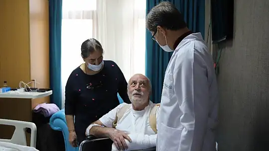 Yürüyemeyen Hasan dede 6,5 saatlik operasyonla 3 günde ayağa kalktı