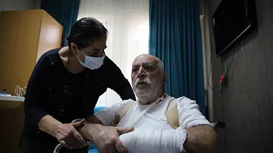 Yürüyemeyen Hasan dede 6,5 saatlik operasyonla 3 günde ayağa kalktı