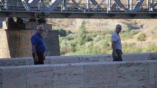 Yüzlerce yıllık Palu Köprüsü tarihe meydan okuyor