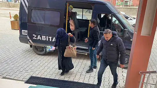 Zabıtalara, 'Dişim ağrıyor hastaneye gideceğim' diyerek kaçan dilenci kamerada