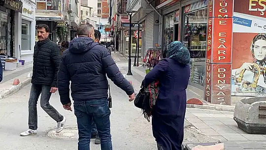 Zabıtalara, 'Dişim ağrıyor hastaneye gideceğim' diyerek kaçan dilenci kamerada