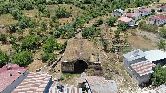 Zamana direnen 750 yıllık kervansaray restore edilmeyi bekliyor