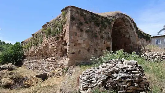 Zamana direnen 750 yıllık kervansaray restore edilmeyi bekliyor