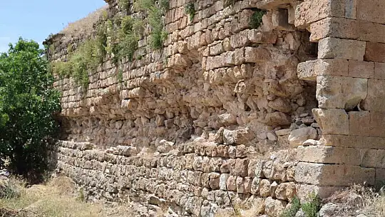 Zamana direnen 750 yıllık kervansaray restore edilmeyi bekliyor