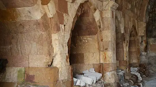 Zamana direnen 750 yıllık kervansaray restore edilmeyi bekliyor