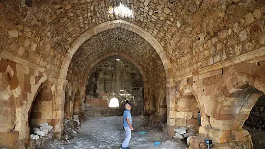 Zamana direnen 750 yıllık kervansaray restore edilmeyi bekliyor