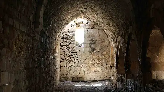 Zamana direnen 750 yıllık kervansaray restore edilmeyi bekliyor