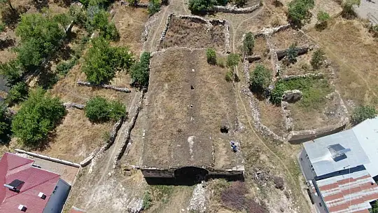 Zamana direnen 750 yıllık kervansaray restore edilmeyi bekliyor